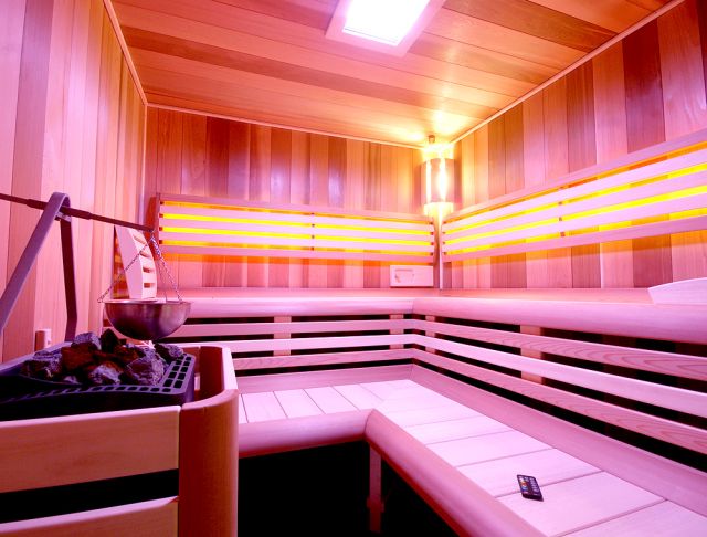  Sauna Grand je vyrobena v ČR z kvalitních materiálů a výrobce Saunasystem ke všem saunám zajišťuje zaměření, dopravu, montáž i následnou údržbu
